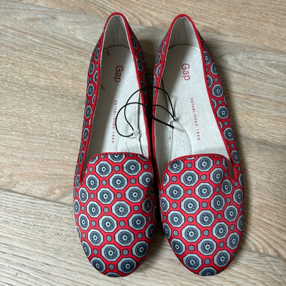 Brand new Women's Gap Slipper size 7.5 NWT red geometric pattern